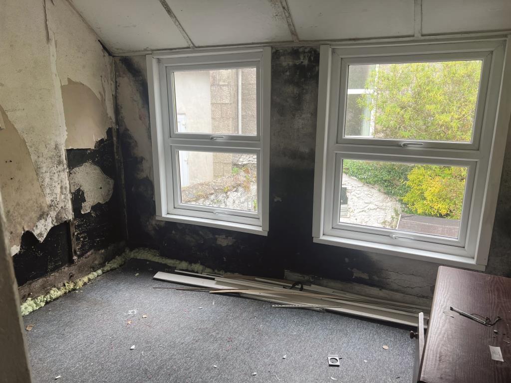 Lot: 62 - END-TERRACE COTTAGE FOR IMPROVEMENT IN VILLAGE LOCATION - Bedroom no.2